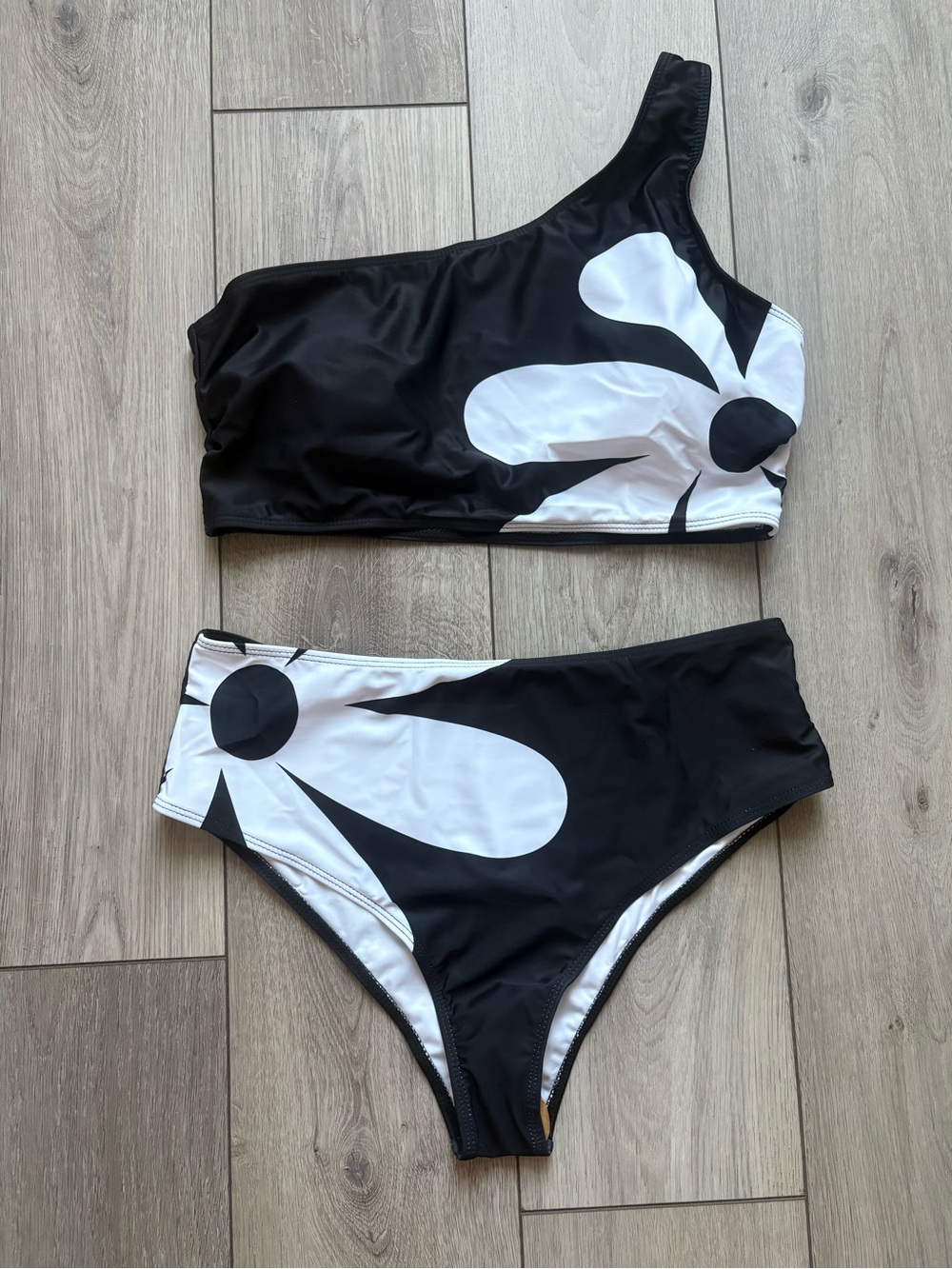 Black & White Daisy One-Shoulder Swim Set